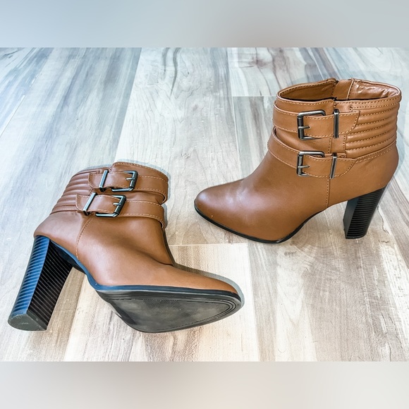 Beautiful, hardly worn neutral booties! Perfect with jeans or dressed up! - Picture 3 of 3